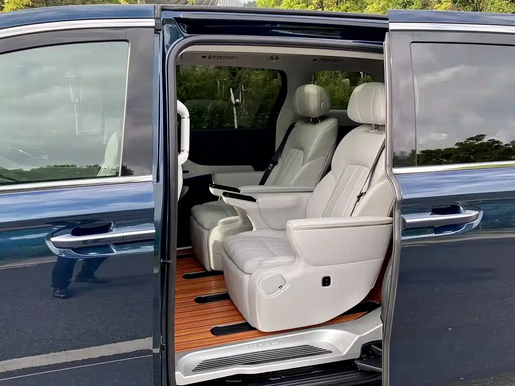Voyah Dreamer PHEV 4 WD Distinguished Kunpeng