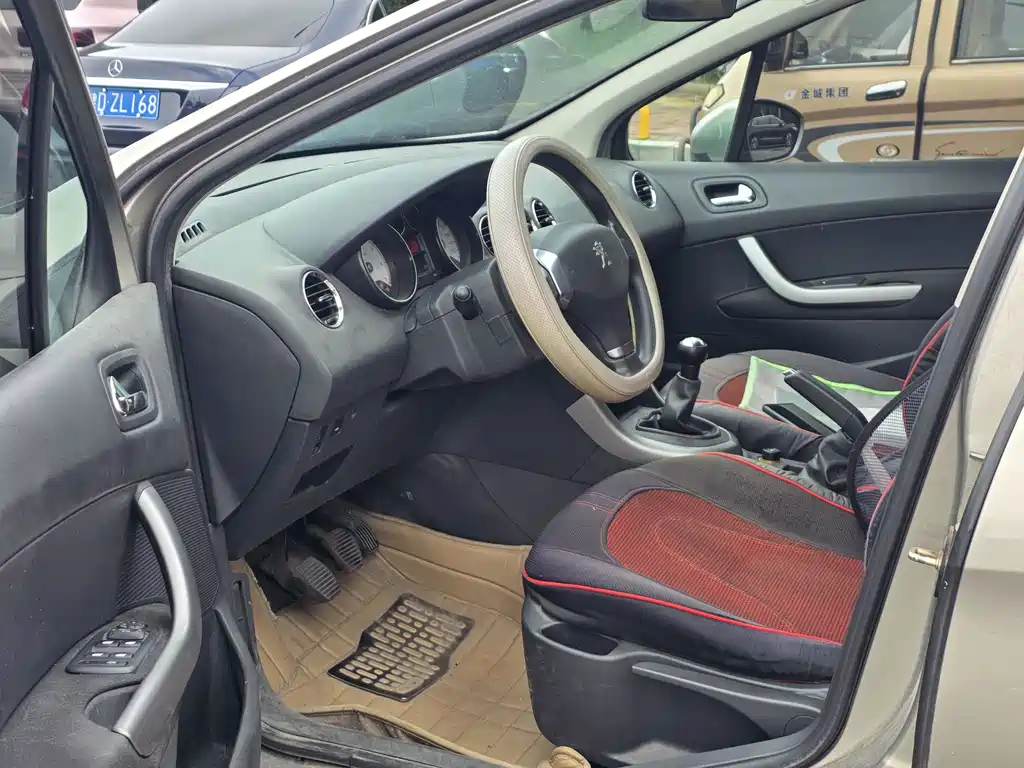 Peugeot 408 1.6 L Manual Comfort