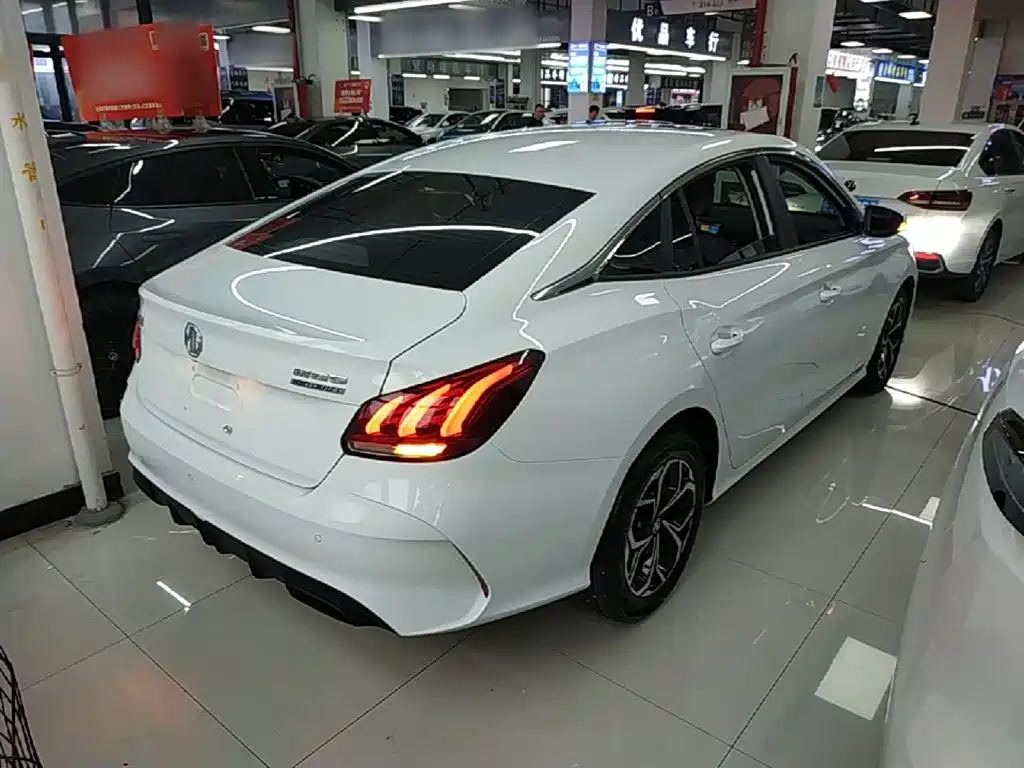 MG5 180 DVVT CVT Luxury