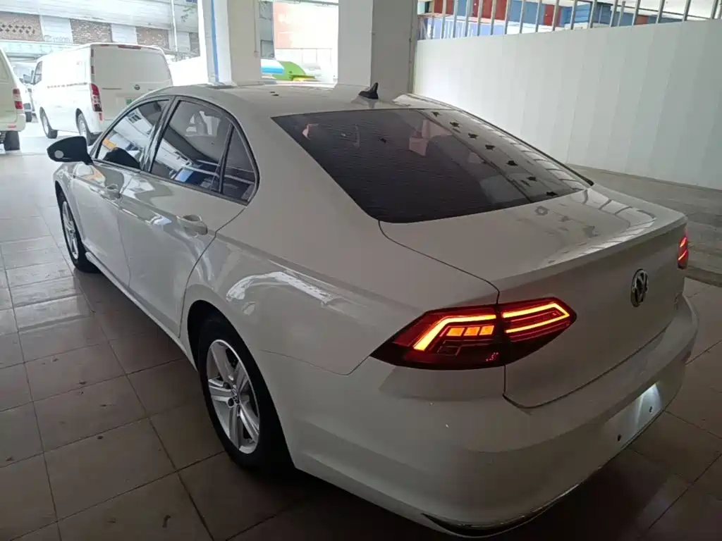 Lamando 230 TSI DSG Style