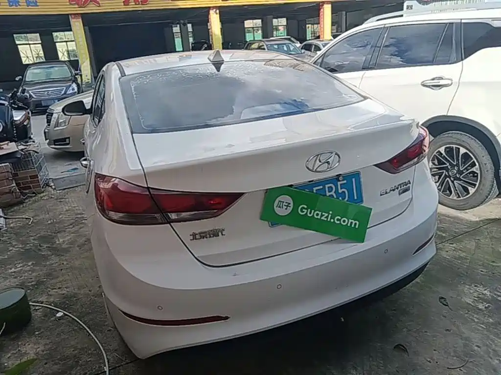 Elantra 1.6 L Auto Smart Dazzle · Elite