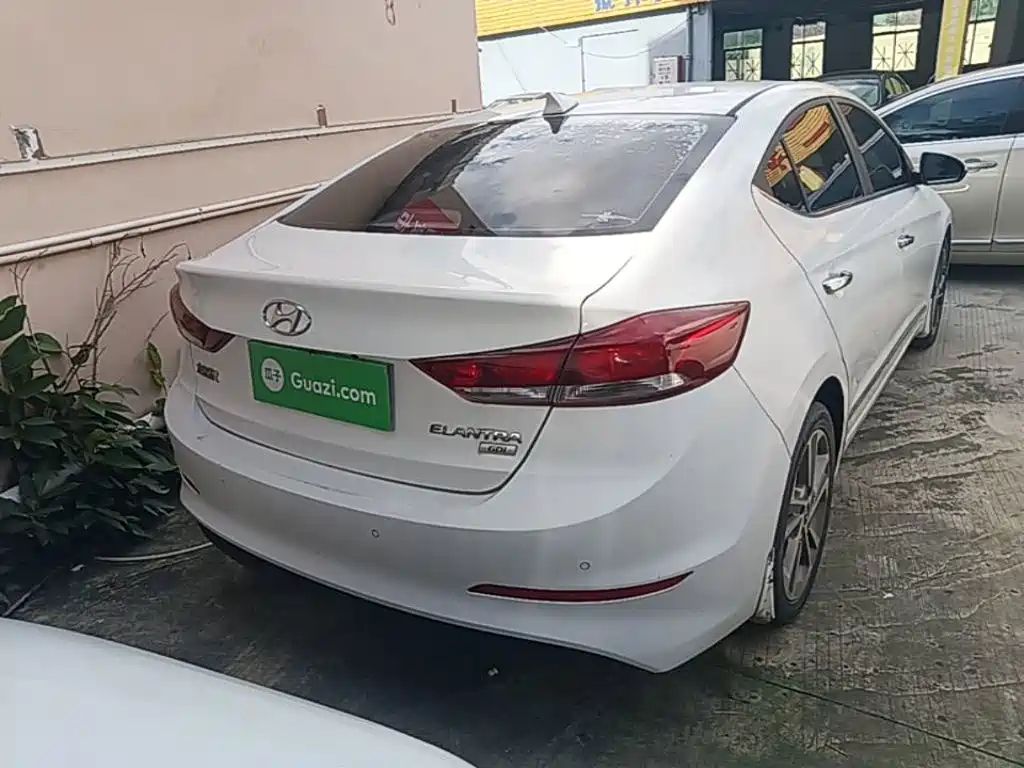 Elantra 1.6 L Auto Smart Dazzle · Elite