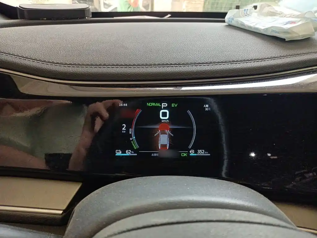 Qin PLUS DM-i 120 KM Distinguished