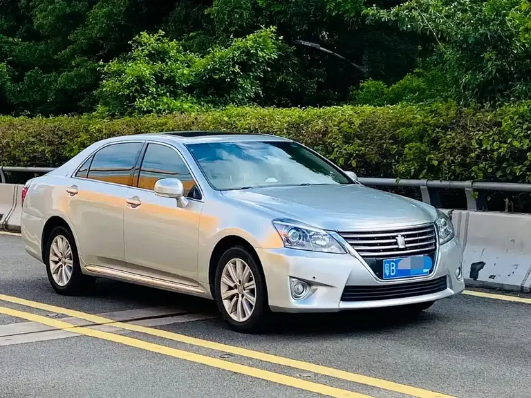 Toyota Crown 2.5 L Royal Leather