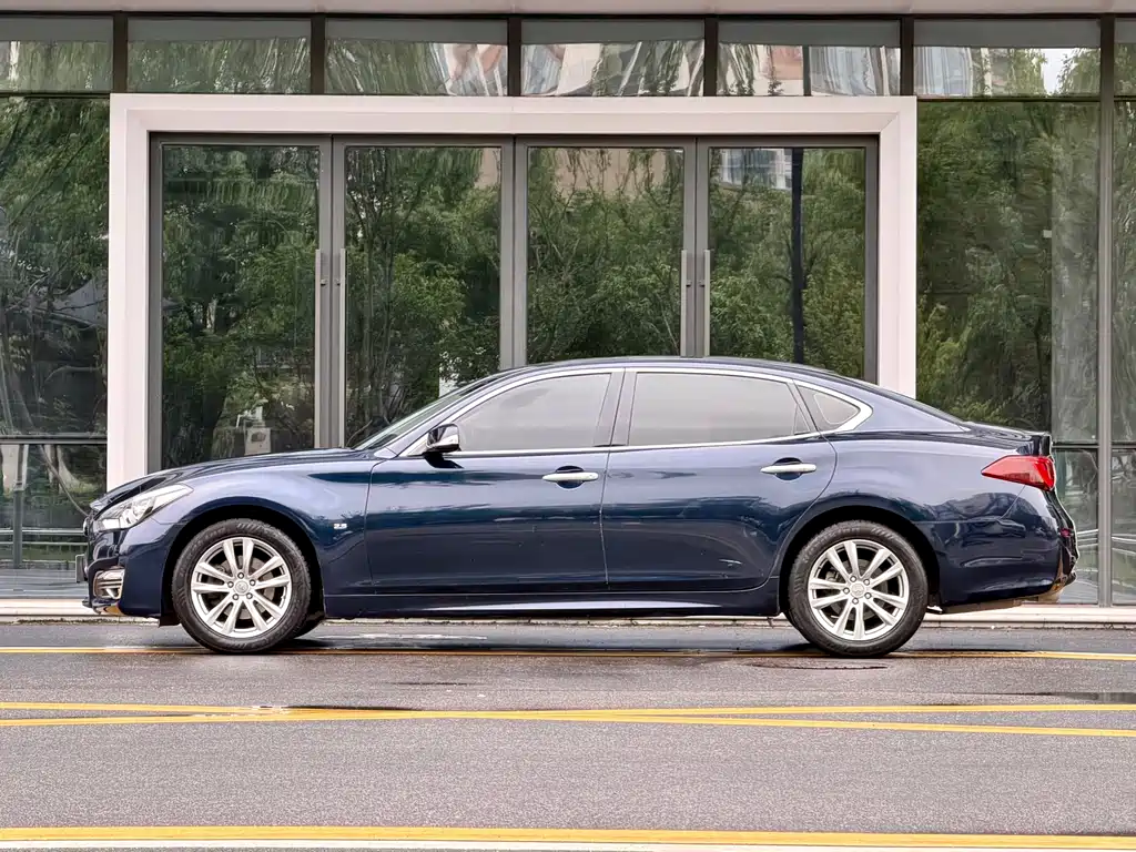 Infiniti Q70 Q70 L 2.5 L Elite