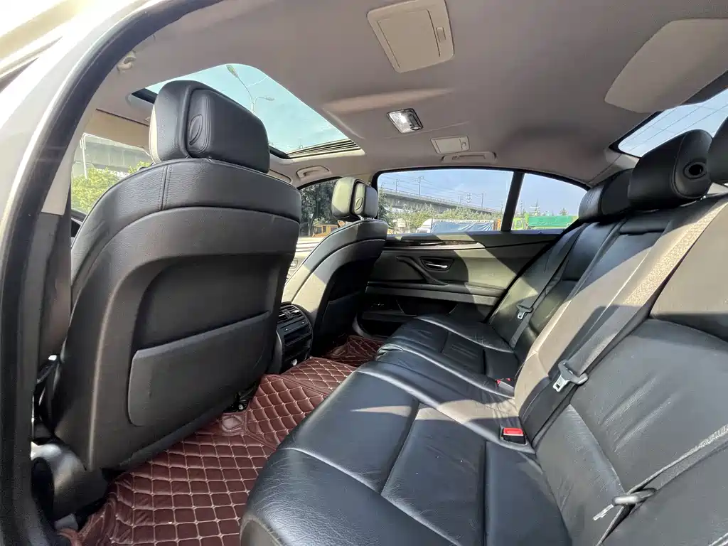 BMW 5 Series 523 Li Leading