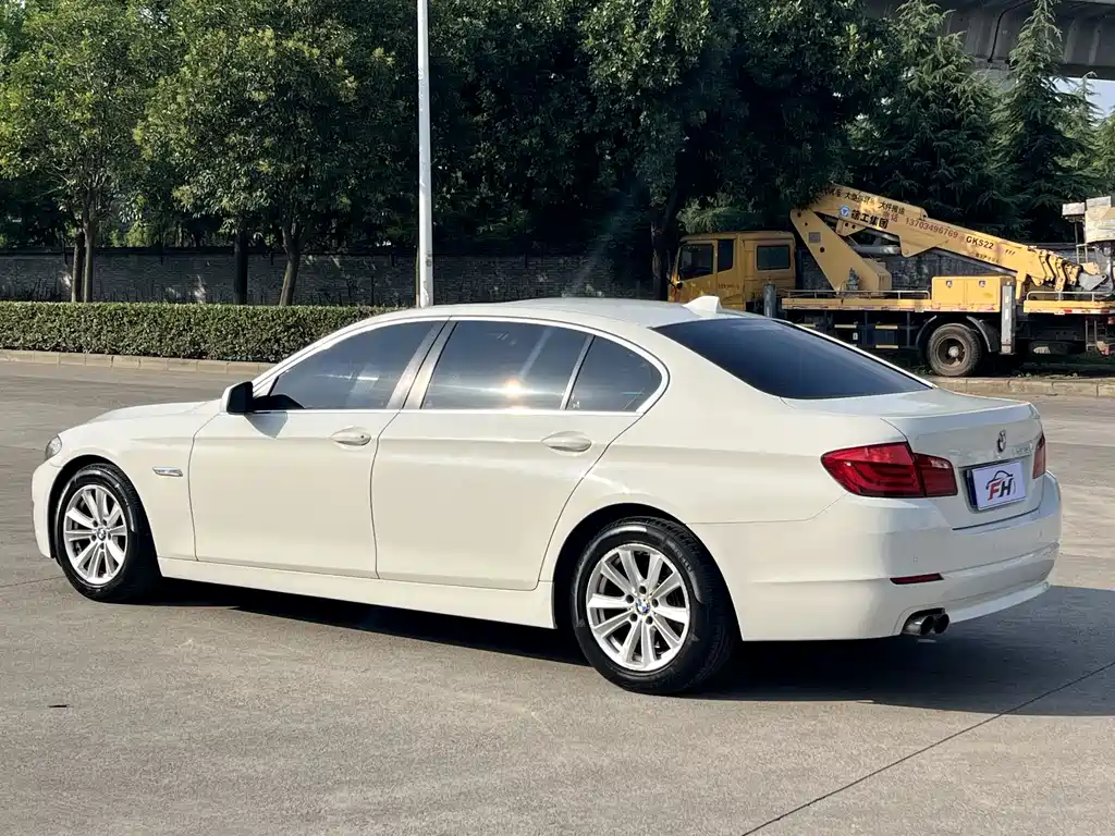 BMW 5 Series 523 Li Leading