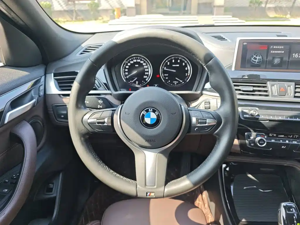 BMW X2 sDrive25 i Leading M Offroad Package