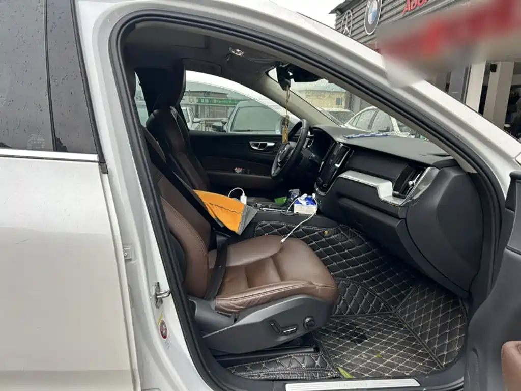 Volvo XC60 T5 4 WD Smart Ease CN-VI