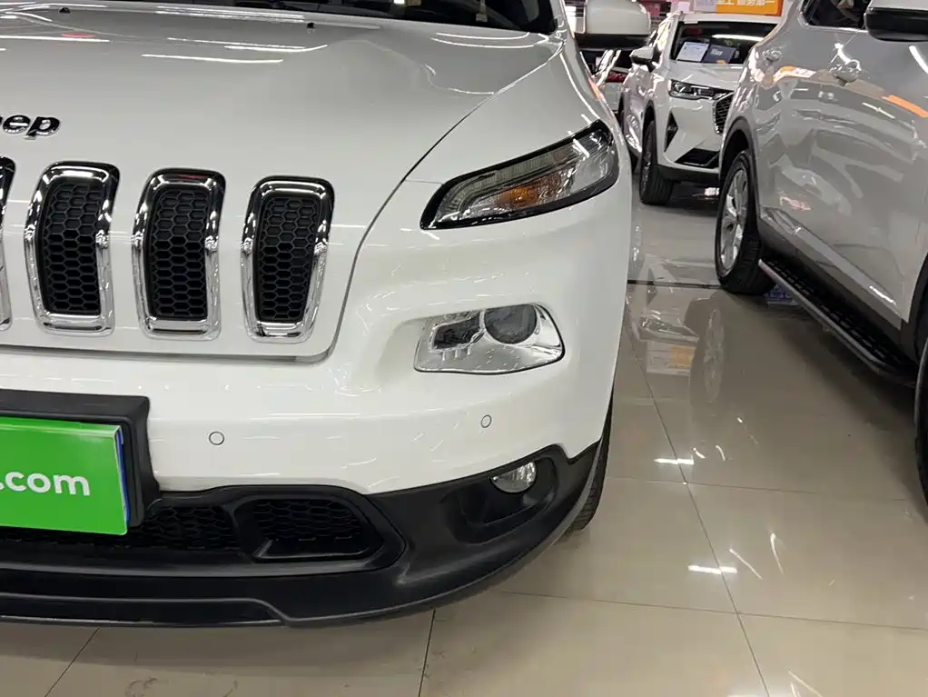 Cherokee 2.4 L Leading