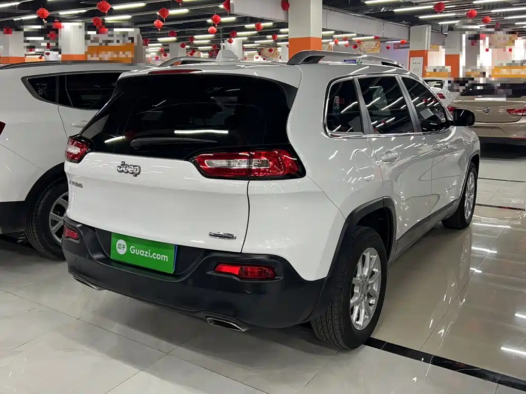 Cherokee 2.4 L Leading