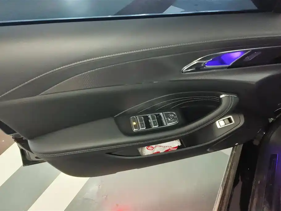Hongqi H5 红旗H5 2023款 1.5 T HEV智联旗畅版