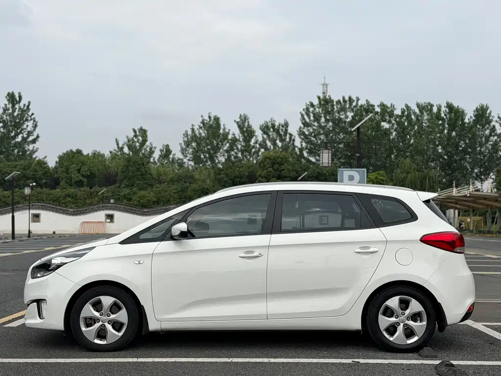 Carens 2.0 L 7-seat Auto Standard CN-IV