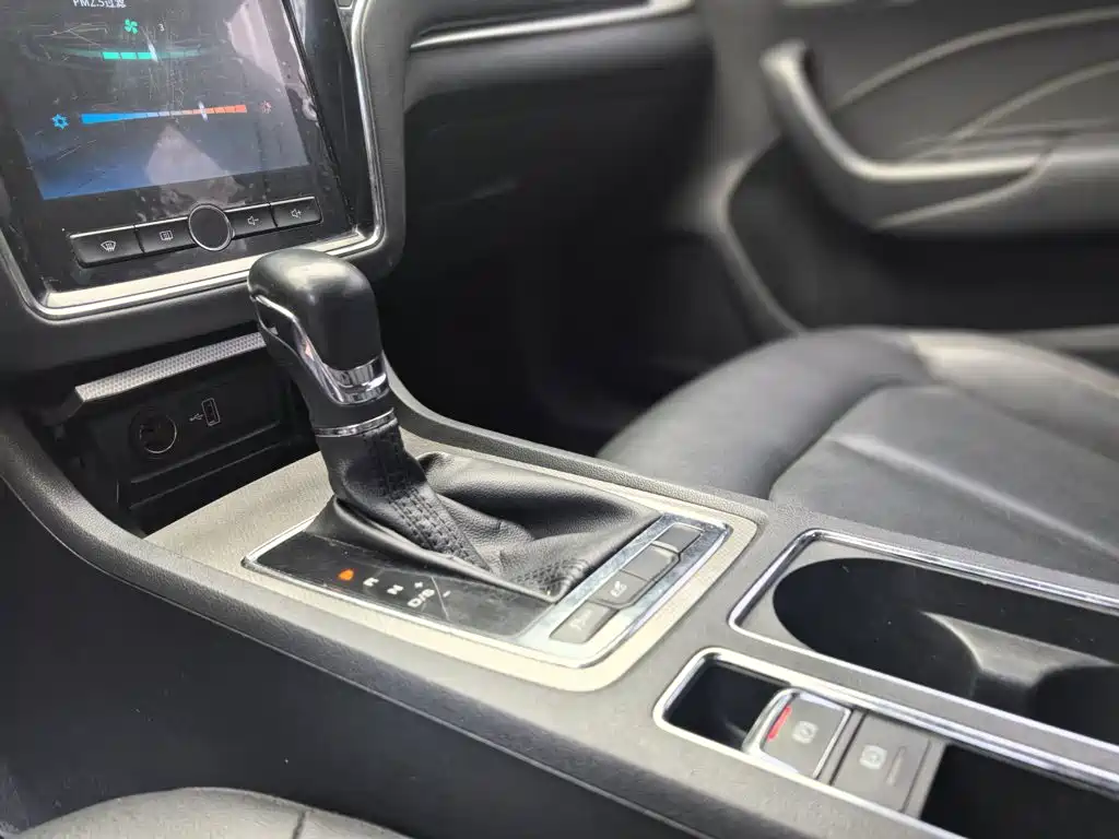 Roewe i6 Classic PLUS 1.6 L CVT 4 G Connected Glory Flagship