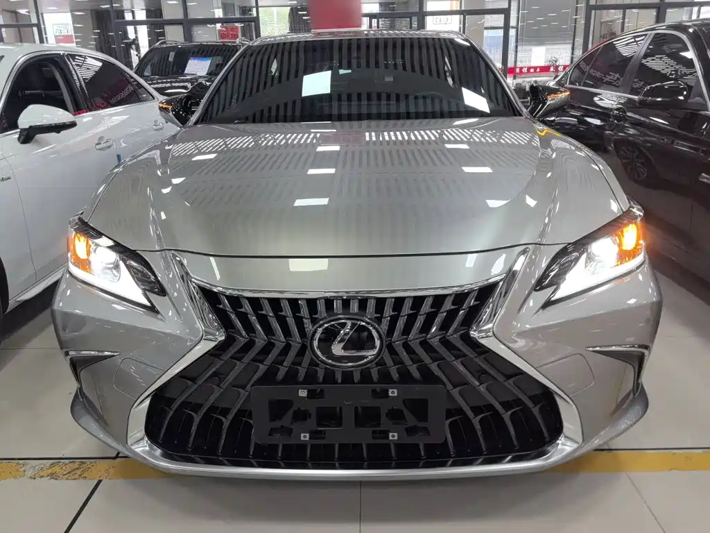 Lexus ES 200 Outstanding