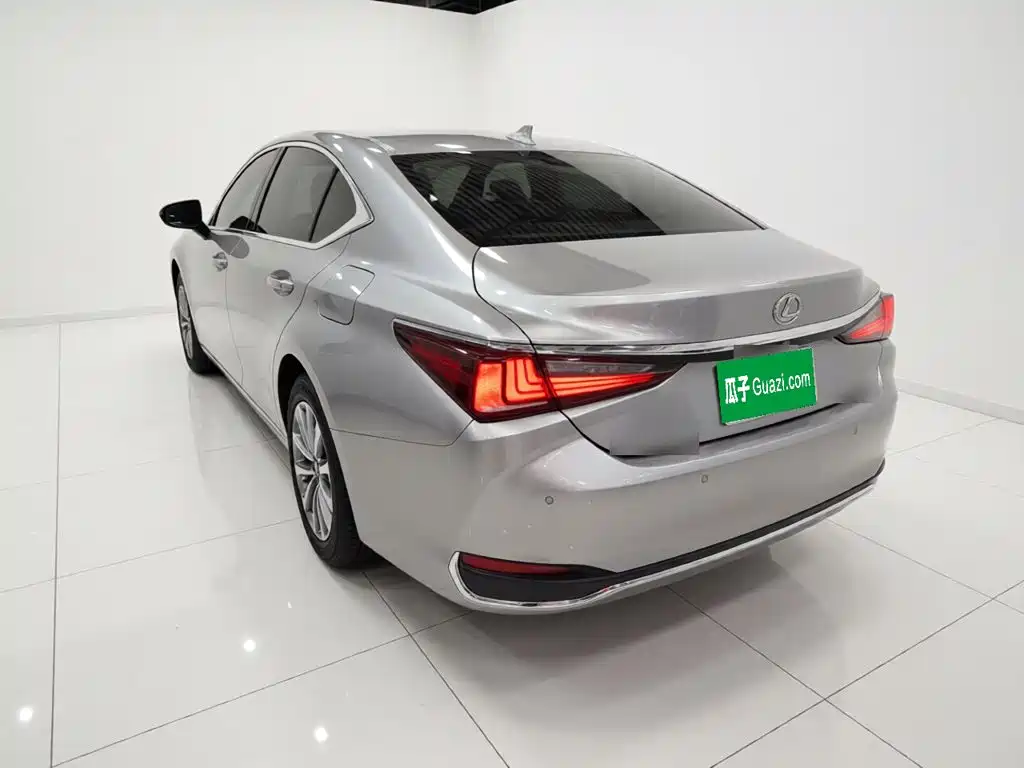 Lexus ES 200 Outstanding