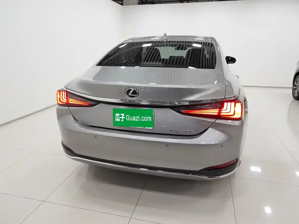 Lexus ES 200 Outstanding
