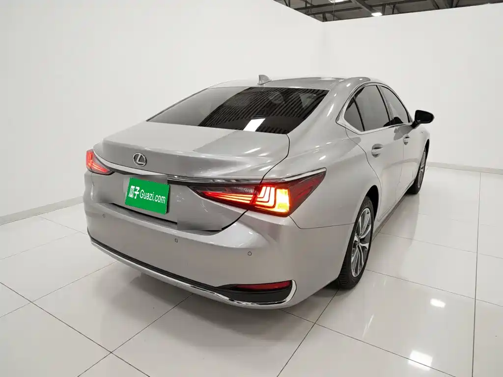 Lexus ES 200 Outstanding