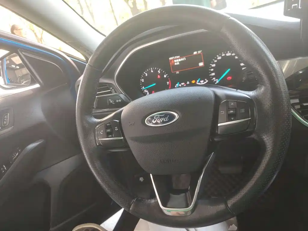 Focus Sedan EcoBoost 180 Auto Sharp Trend