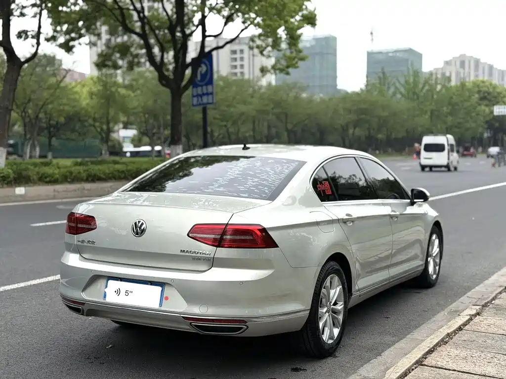 Magotan 330 TSI DSG Luxury