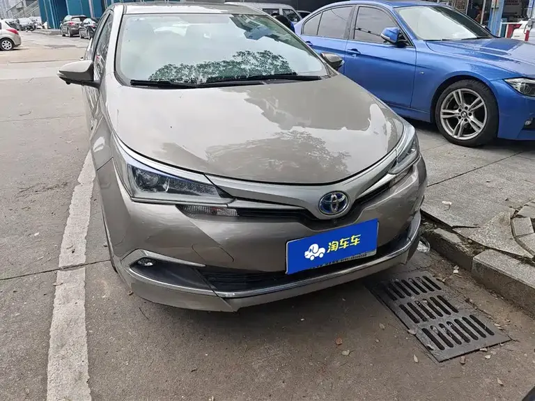 Toyota Corolla Facelift Dual Engine 1.8 L E-CVT Leading