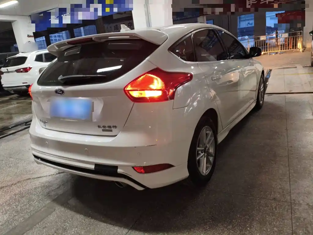 Focus Hatchback Classic EcoBoost 180 Auto Elite