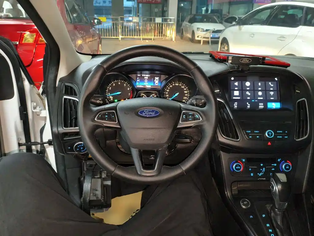 Focus Hatchback Classic EcoBoost 180 Auto Elite