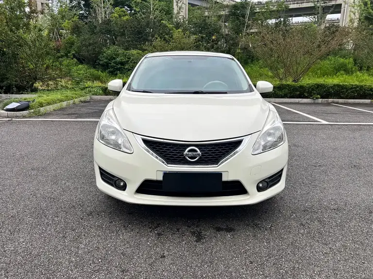 Nissan Tiida 1.6 L CVT Cool Cafe