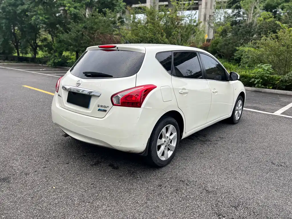Tiida 1.6 L CVT Cool Cafe