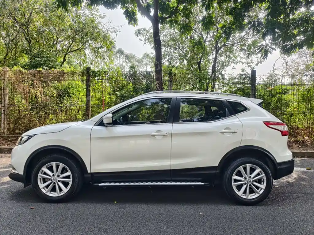 Qashqai 2.0 L CVT Elite CN-V