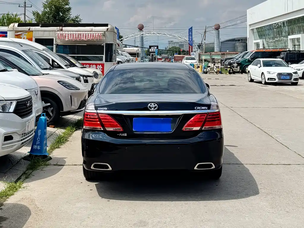 Crown 2.5 L Royal Navigation