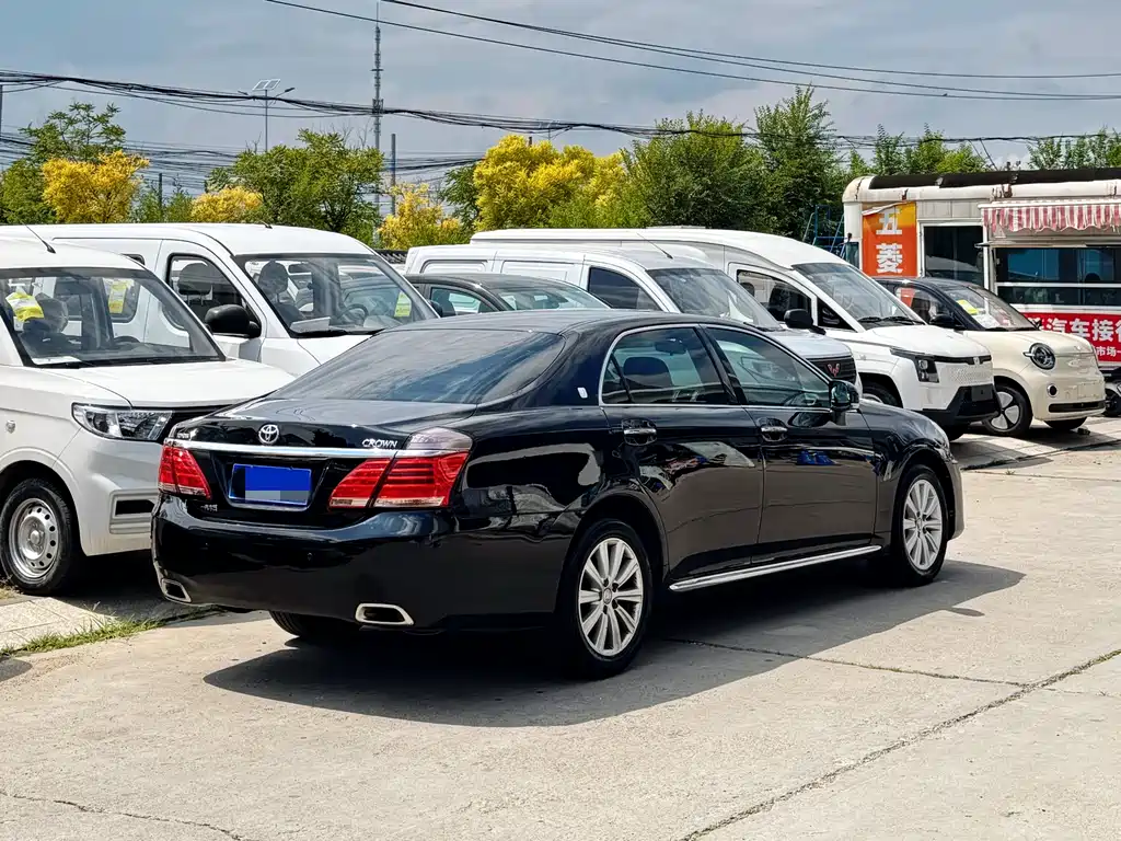 Crown 2.5 L Royal Navigation