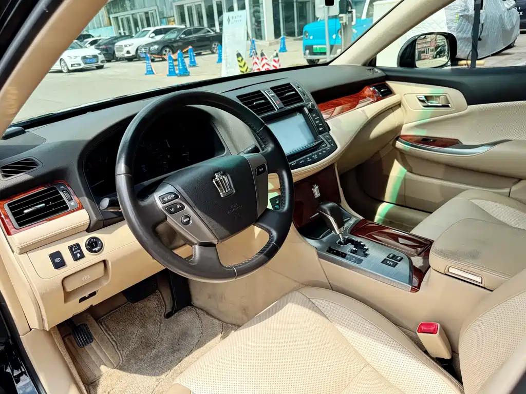 Crown 2.5 L Royal Navigation