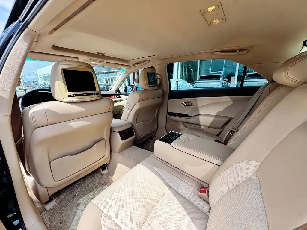 Crown 2.5 L Royal Navigation