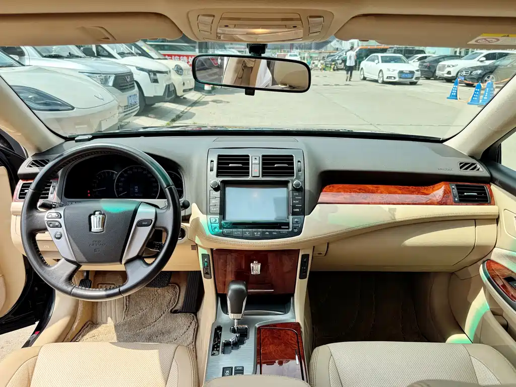Crown 2.5 L Royal Navigation
