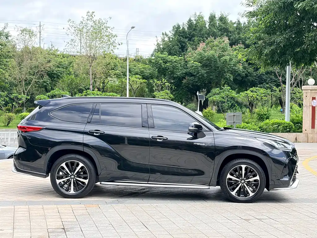 Crown Kluger 2.5 L HEV 4 WD Distinguished