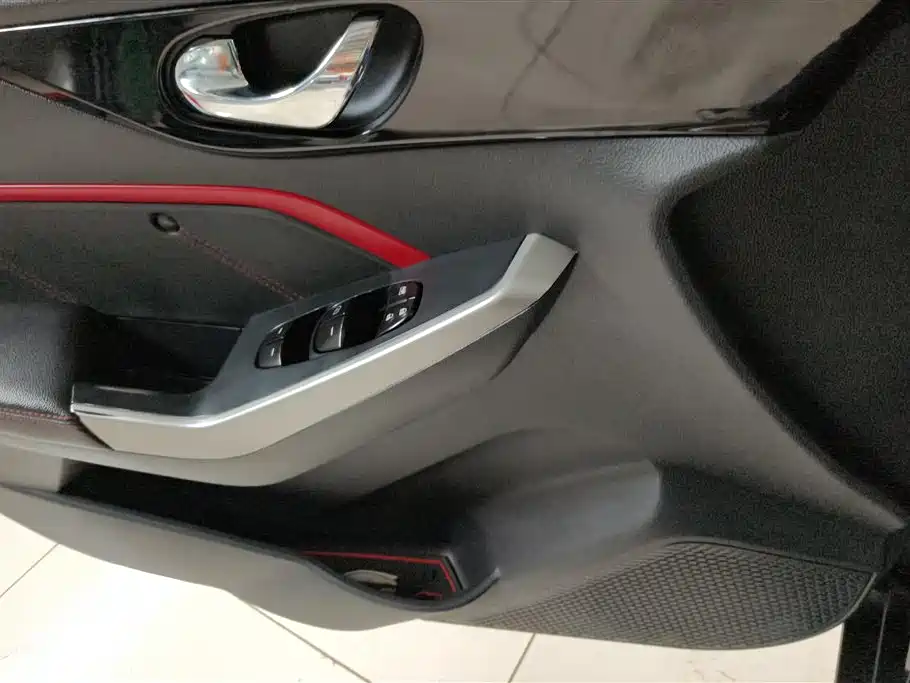 Venucia D60 启辰D60 2019款 十万荣耀 1.6 L Entry 手动辰尚版 国VI