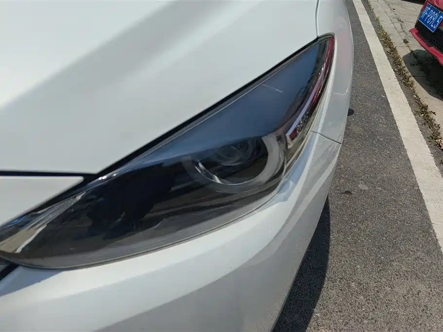 Mazda 3 Axela Hatchback 2.0 L Auto Luxury CN-V