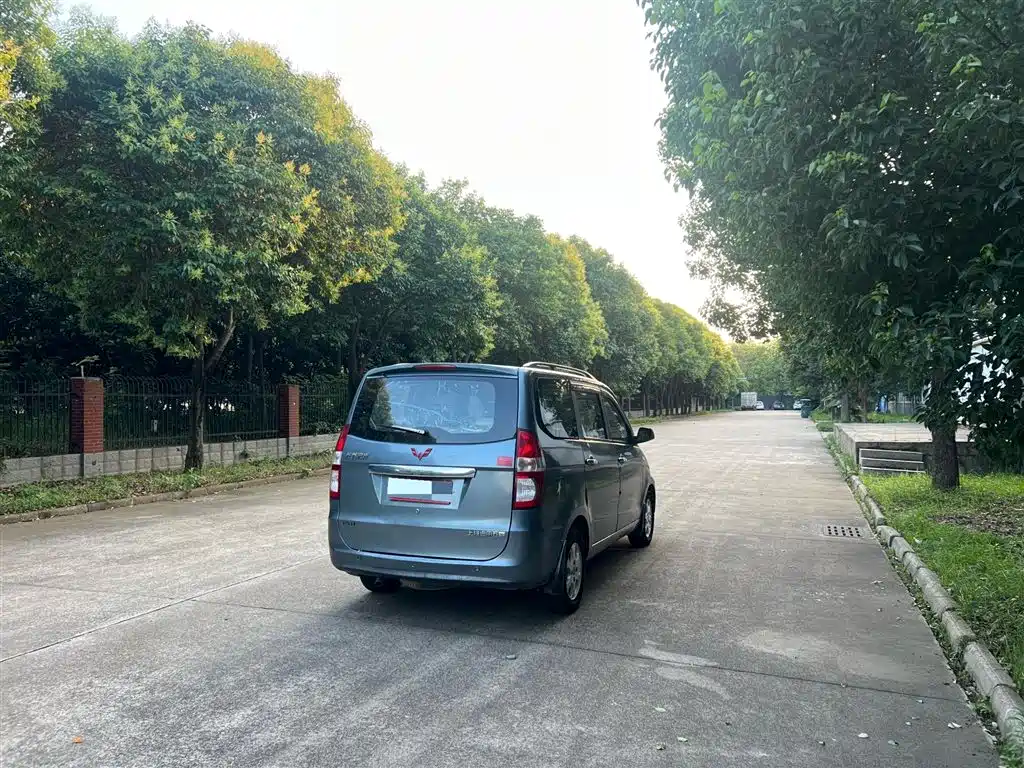 Wuling Hongguang 五菱宏光 2013款 1.5 L 豪华型