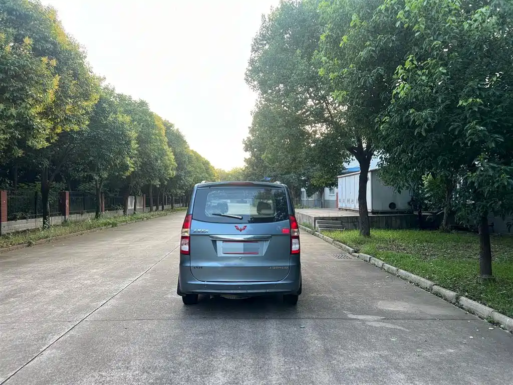 Wuling Hongguang 五菱宏光 2013款 1.5 L 豪华型