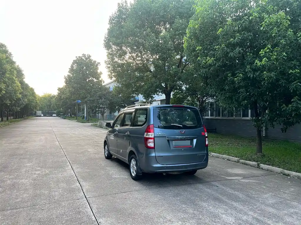 Wuling Hongguang 五菱宏光 2013款 1.5 L 豪华型