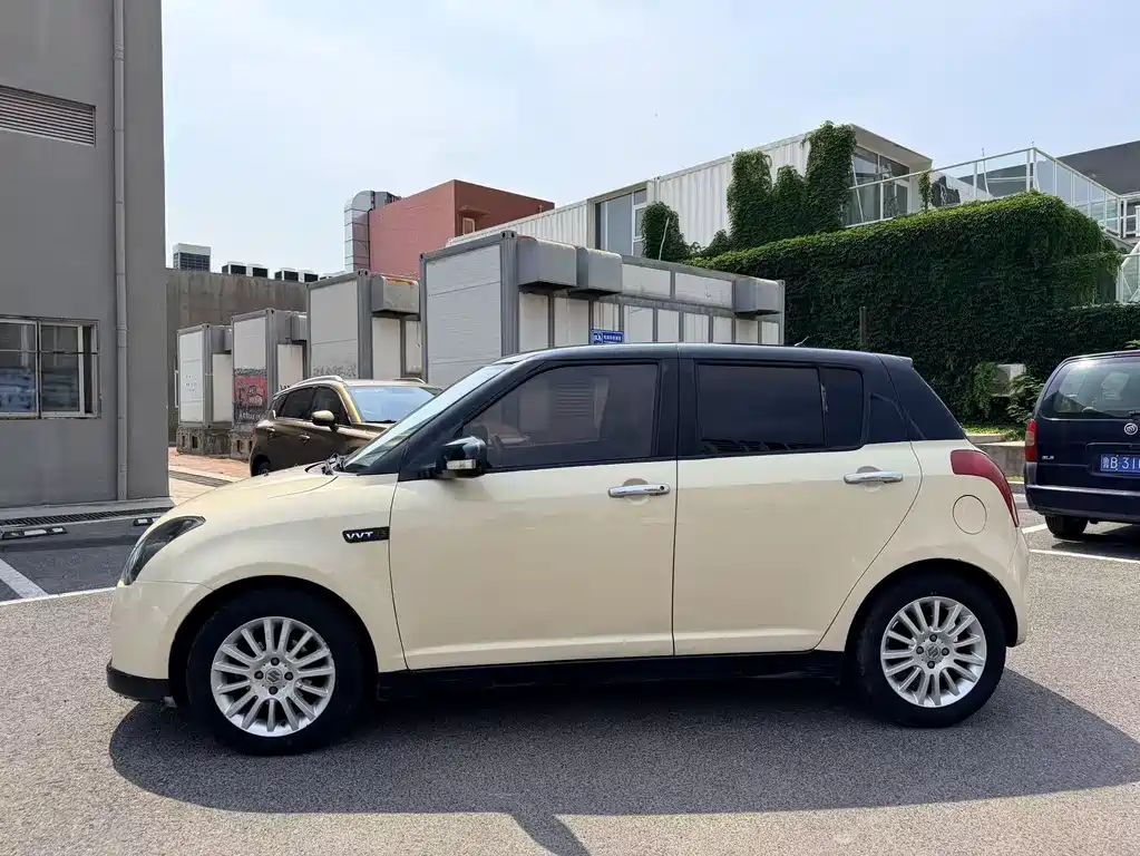 Swift 1.5 L Auto Two-tone Dazzle Sharp