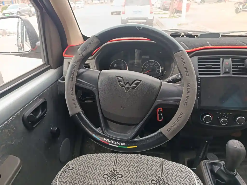 Wuling Rongguang S 1.5 L Basic 5 7-seat