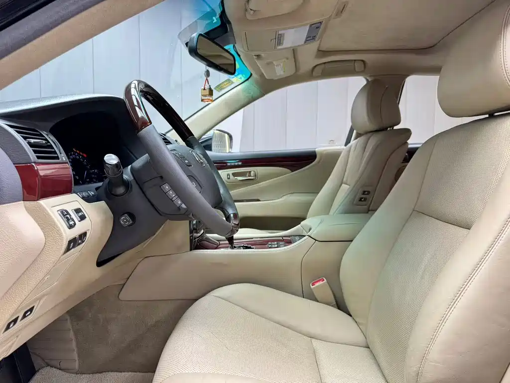 Lexus LS 460 L Distinguished
