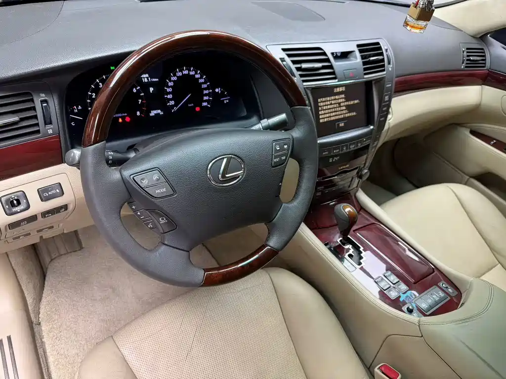 Lexus LS 460 L Distinguished