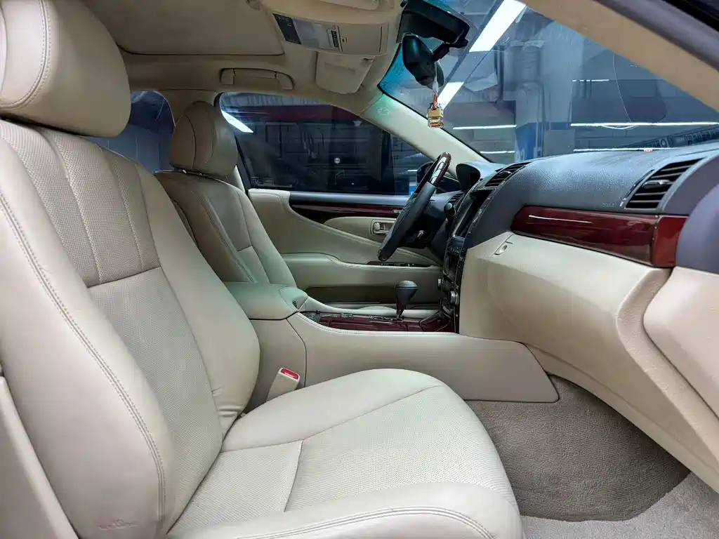 Lexus LS 460 L Distinguished