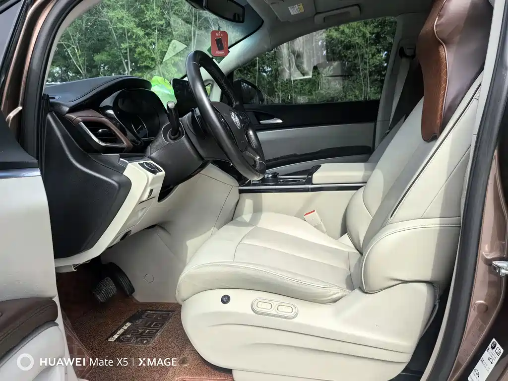 Buick GL8 Land Official Cabin 652 T Luxury