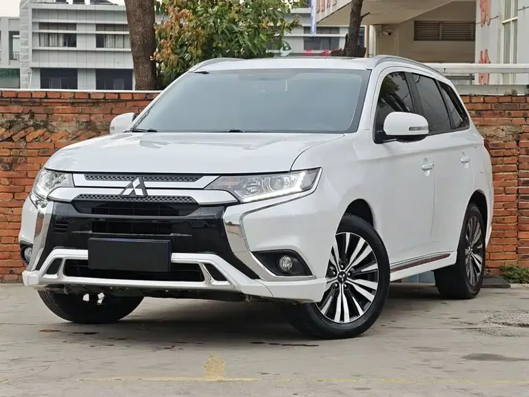 Mitsubishi Outlander 2.0 L 2 WD Smooth Enjoyment 7-seat