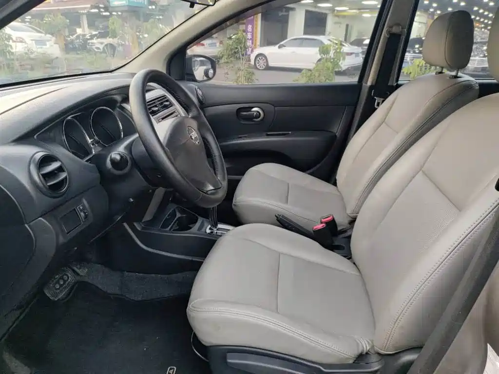 Livina 1.6 XE CVT Comfort