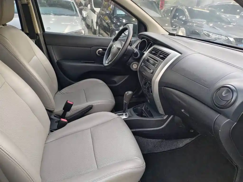 Livina 1.6 XE CVT Comfort